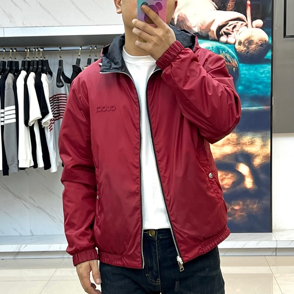 Gucc古驰、2025秋冬新品GU家双面穿棉服，这款创新双面设计棉服以正红色与黑色双G暗纹两种风格自由切