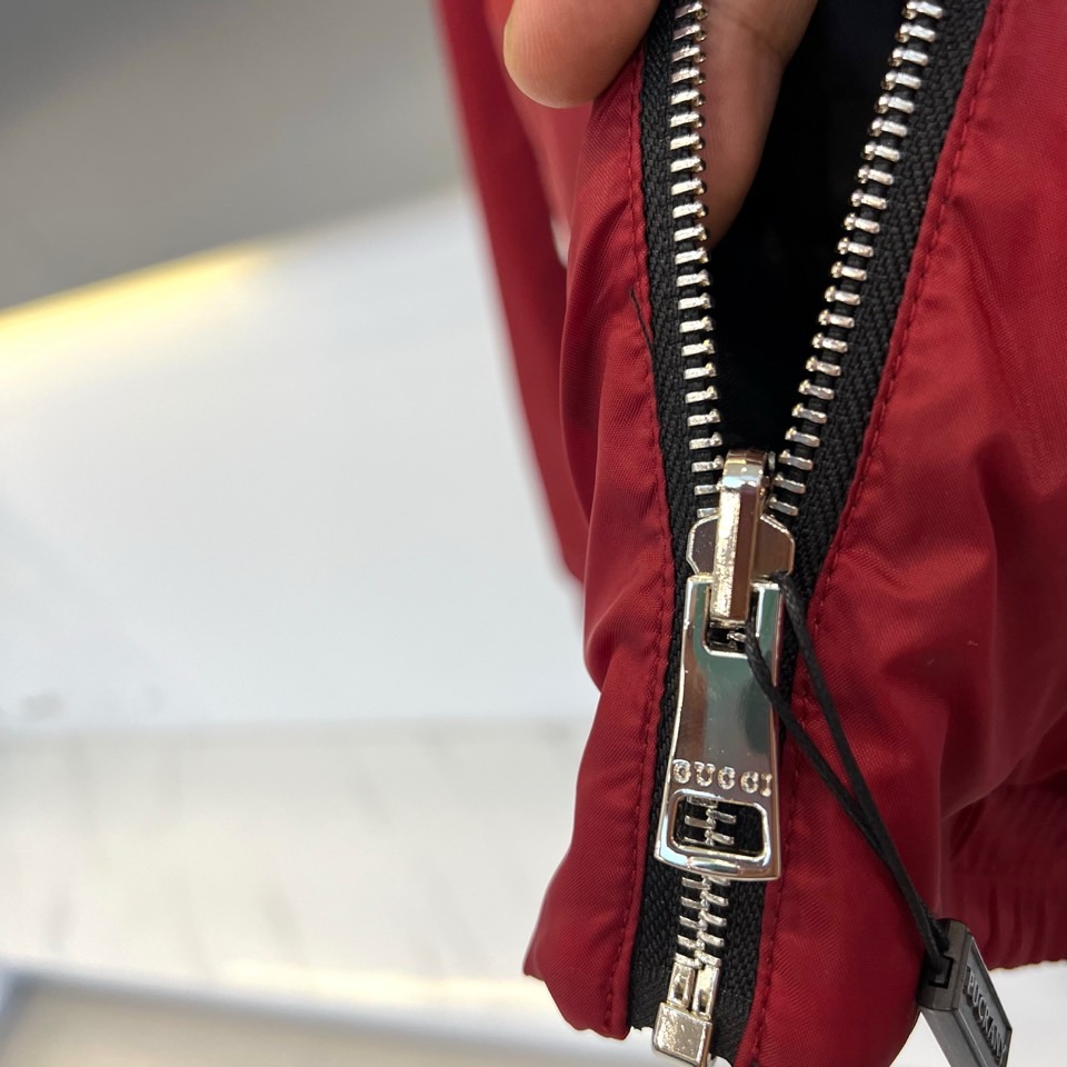 Gucc古驰、2025秋冬新品GU家双面穿棉服，这款创新双面设计棉服以正红色与黑色双G暗纹两种风格自由切