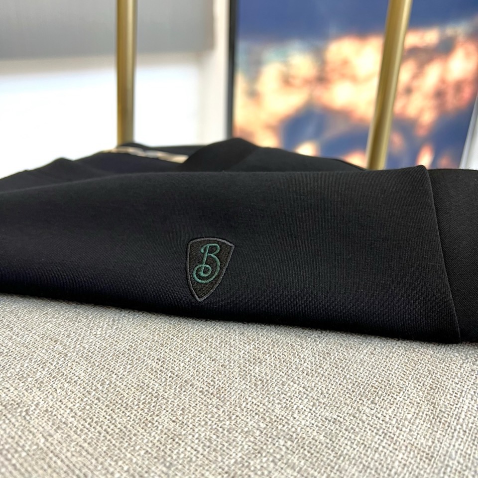 Bur巴宝莉、2025秋冬新品黑色圆领莫代尔空气层长袖T恤，以简约纯粹的剪裁重塑现代衣橱基础款。标志性的