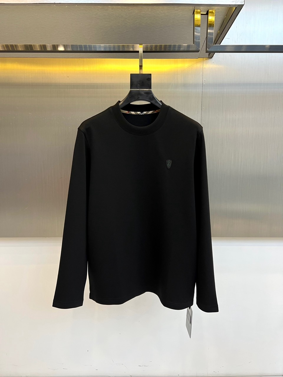 Bur巴宝莉、2025秋冬新品黑色圆领莫代尔空气层长袖T恤，以简约纯粹的剪裁重塑现代衣橱基础款。标志性的
