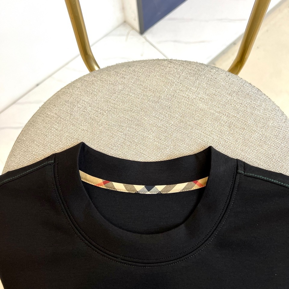 Bur巴宝莉、2025秋冬新品黑色圆领莫代尔空气层长袖T恤，以简约纯粹的剪裁重塑现代衣橱基础款。标志性的