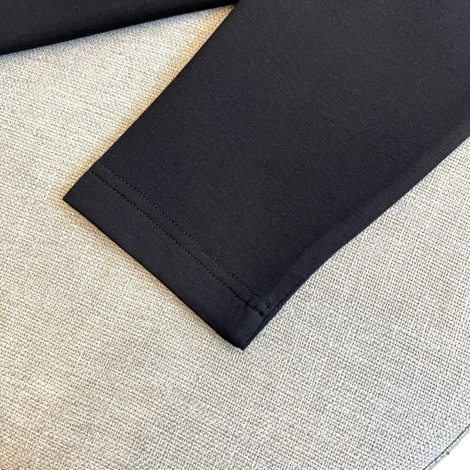 Bur巴宝莉、2025秋冬新品黑色圆领莫代尔空气层长袖T恤，以简约纯粹的剪裁重塑现代衣橱基础款。标志性的