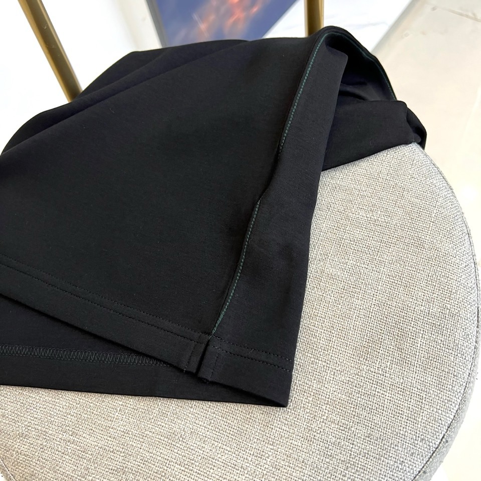 Bur巴宝莉、2025秋冬新品黑色圆领莫代尔空气层长袖T恤，以简约纯粹的剪裁重塑现代衣橱基础款。标志性的