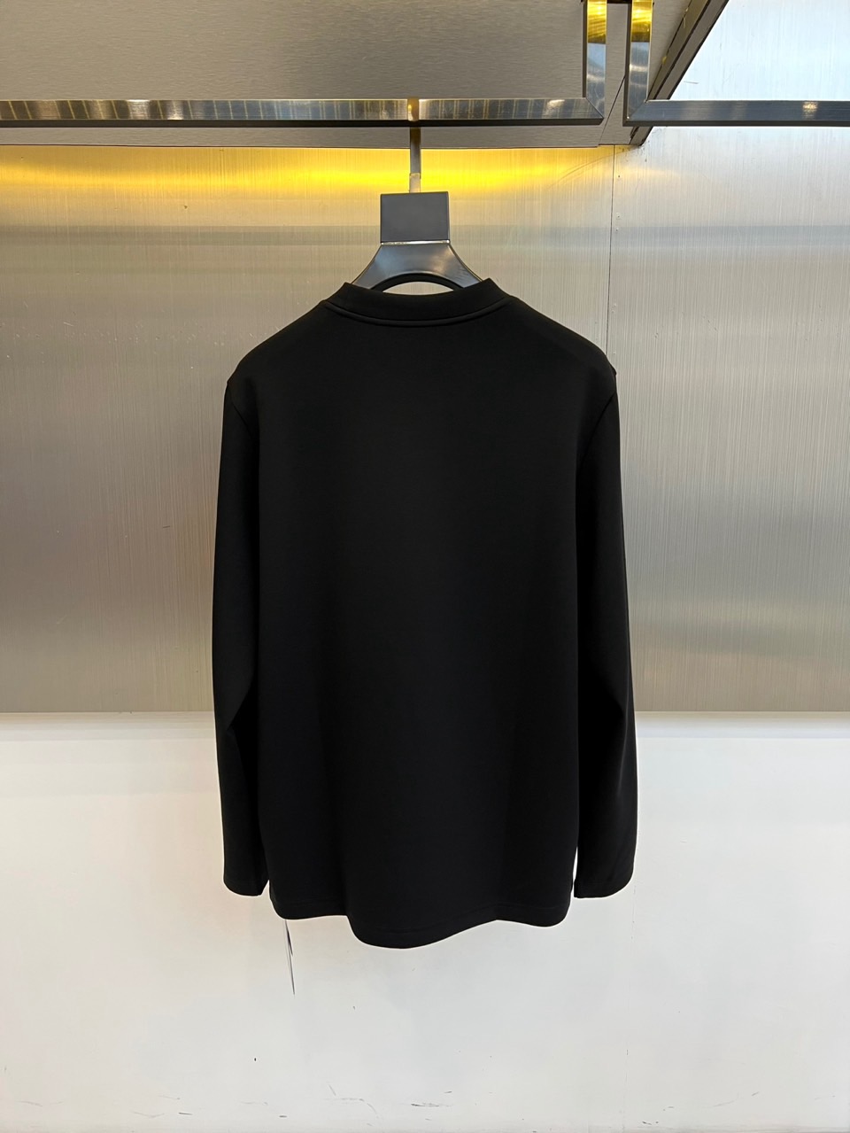 Bur巴宝莉、2025秋冬新品黑色圆领莫代尔空气层长袖T恤，以简约纯粹的剪裁重塑现代衣橱基础款。标志性的
