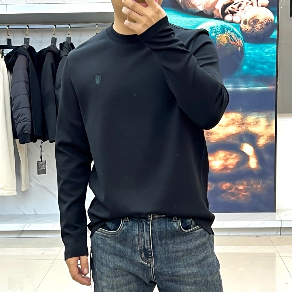 Bur巴宝莉、2025秋冬新品黑色圆领莫代尔空气层长袖T恤，以简约纯粹的剪裁重塑现代衣橱基础款。标志性的