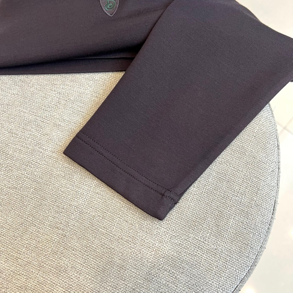 Bur巴宝莉、2025秋冬新品黑色圆领莫代尔空气层长袖T恤，以简约纯粹的剪裁重塑现代衣橱基础款。标志性的