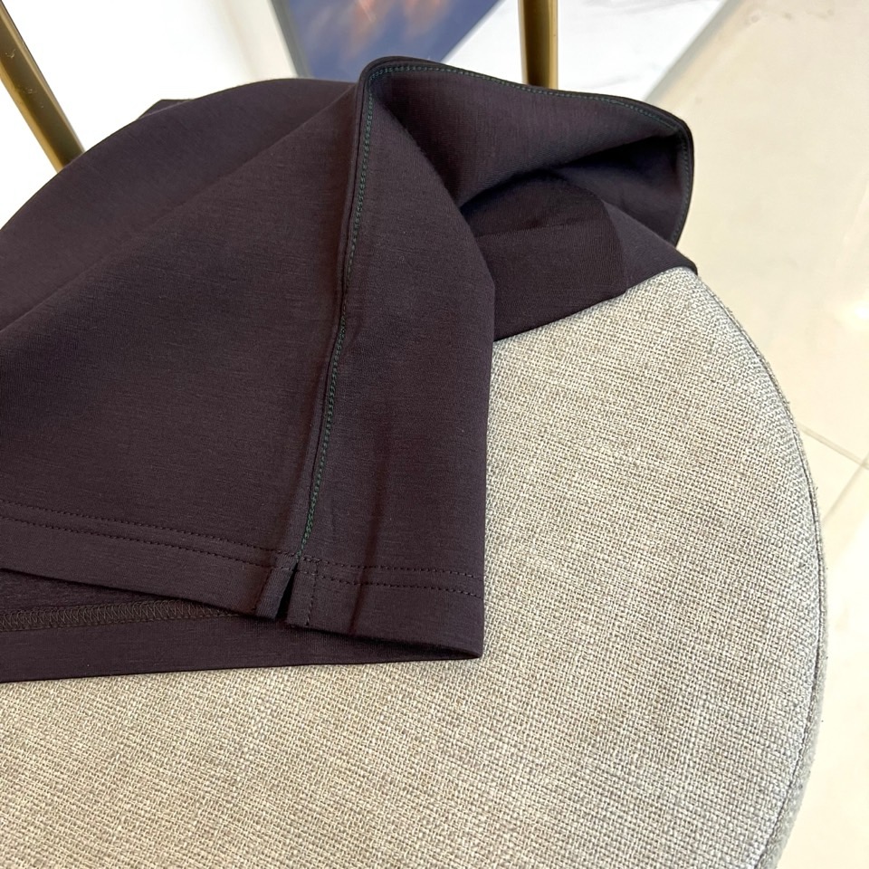 Bur巴宝莉、2025秋冬新品黑色圆领莫代尔空气层长袖T恤，以简约纯粹的剪裁重塑现代衣橱基础款。标志性的