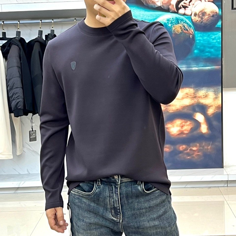 Bur巴宝莉、2025秋冬新品黑色圆领莫代尔空气层长袖T恤，以简约纯粹的剪裁重塑现代衣橱基础款。标志性的