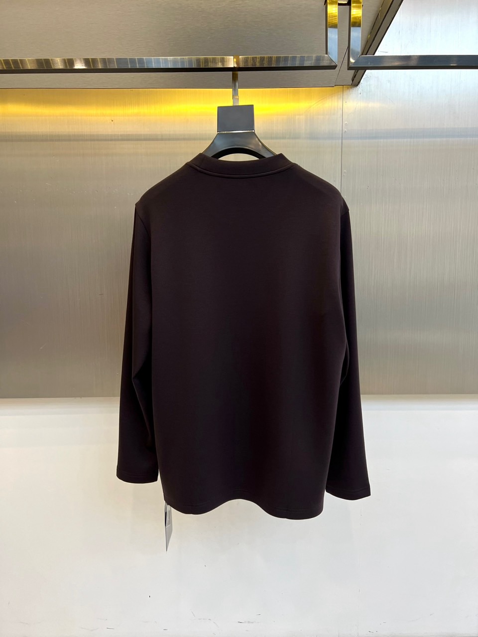 Bur巴宝莉、2025秋冬新品黑色圆领莫代尔空气层长袖T恤，以简约纯粹的剪裁重塑现代衣橱基础款。标志性的