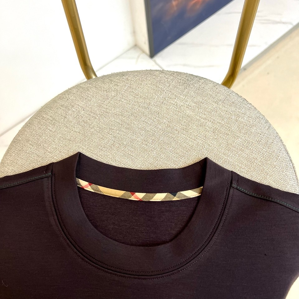 Bur巴宝莉、2025秋冬新品黑色圆领莫代尔空气层长袖T恤，以简约纯粹的剪裁重塑现代衣橱基础款。标志性的