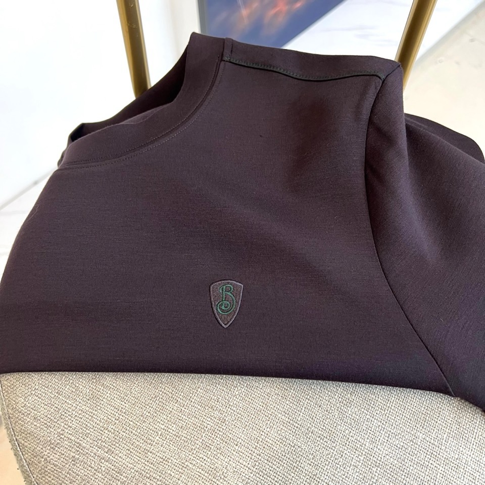 Bur巴宝莉、2025秋冬新品黑色圆领莫代尔空气层长袖T恤，以简约纯粹的剪裁重塑现代衣橱基础款。标志性的