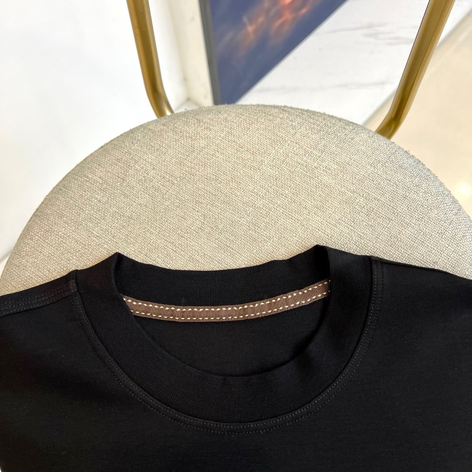 H爱马仕、2025秋冬新品 HERMÈS经典徽章长袖卫衣。这款深紫红色长袖T恤采用品牌标志性圆领设计，左