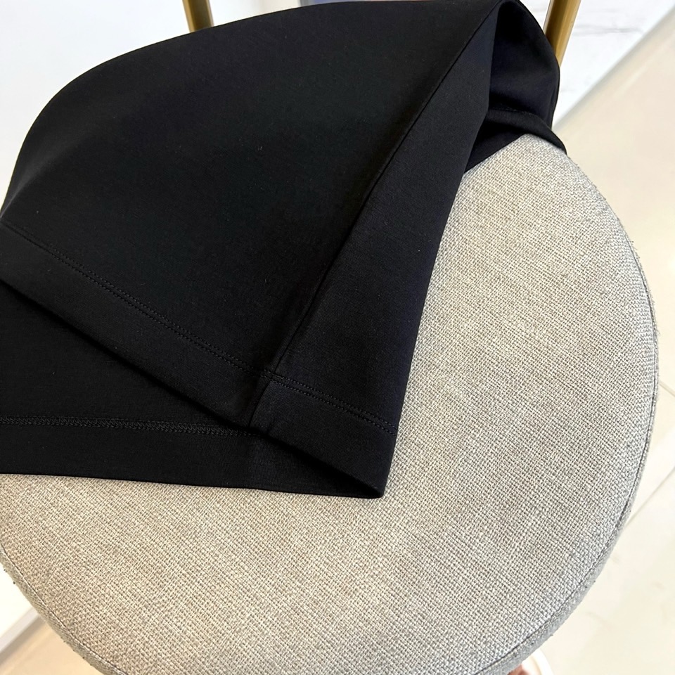 H爱马仕、2025秋冬新品 HERMÈS经典徽章长袖卫衣。这款深紫红色长袖T恤采用品牌标志性圆领设计，左