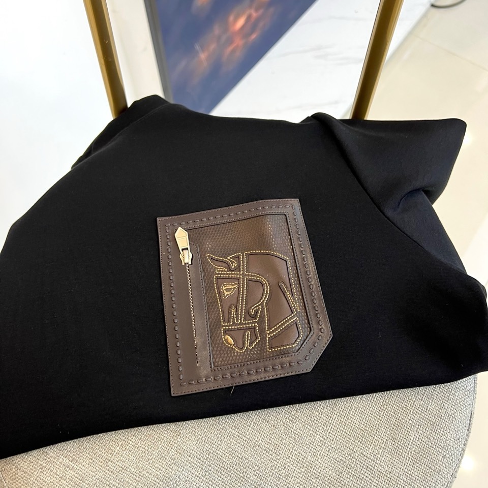 H爱马仕、2025秋冬新品 HERMÈS经典徽章长袖卫衣。这款深紫红色长袖T恤采用品牌标志性圆领设计，左