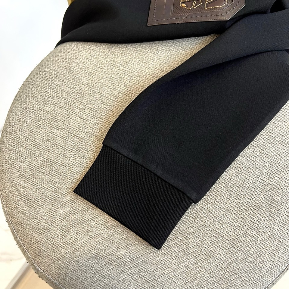 H爱马仕、2025秋冬新品 HERMÈS经典徽章长袖卫衣。这款深紫红色长袖T恤采用品牌标志性圆领设计，左