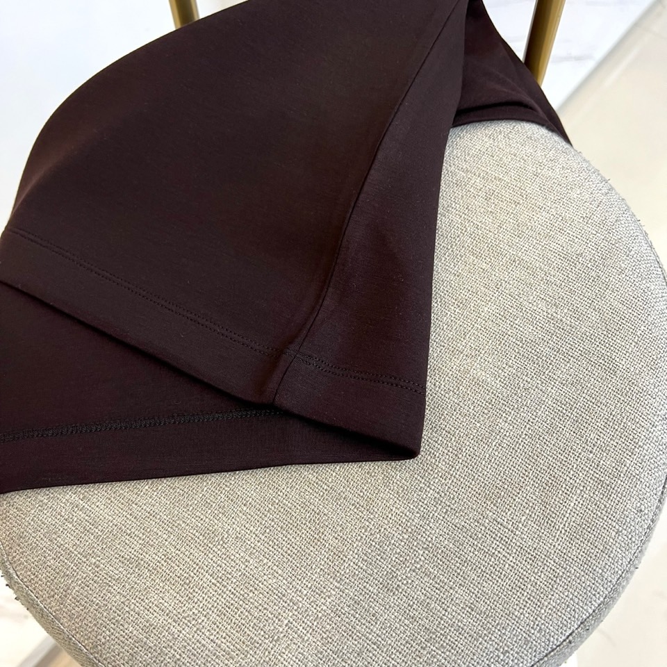 H爱马仕、2025秋冬新品 HERMÈS经典徽章长袖卫衣。这款深紫红色长袖T恤采用品牌标志性圆领设计，左