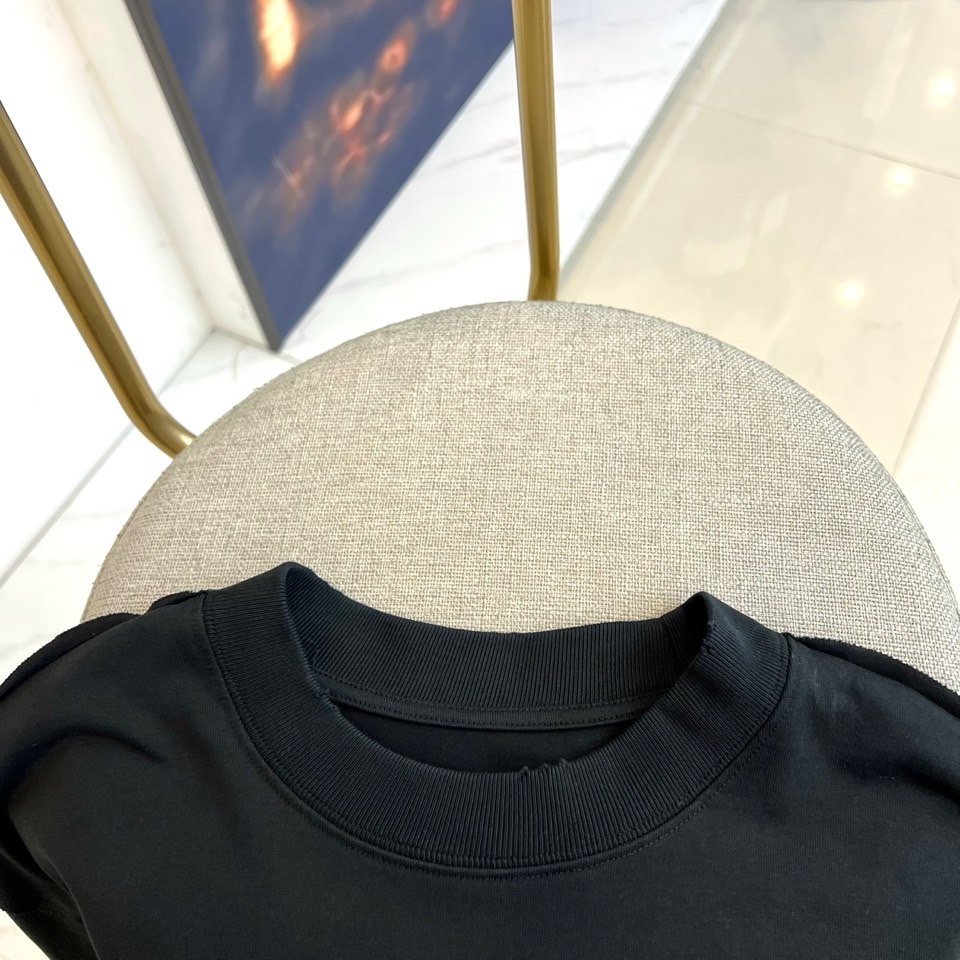 Ch克罗心、2025秋冬新品男士长袖T恤，以纯净白色基底诠释现代街头美学。采用经典圆领设计与宽松剪裁，两