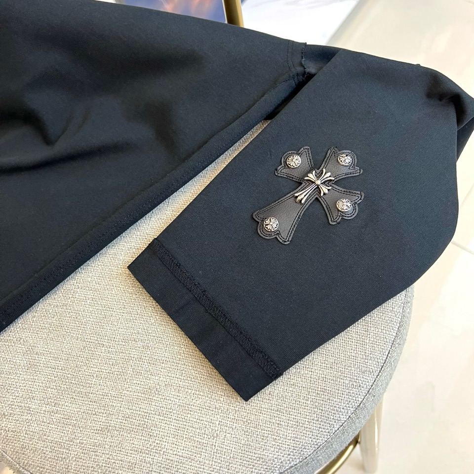 Ch克罗心、2025秋冬新品男士长袖T恤，以纯净白色基底诠释现代街头美学。采用经典圆领设计与宽松剪裁，两