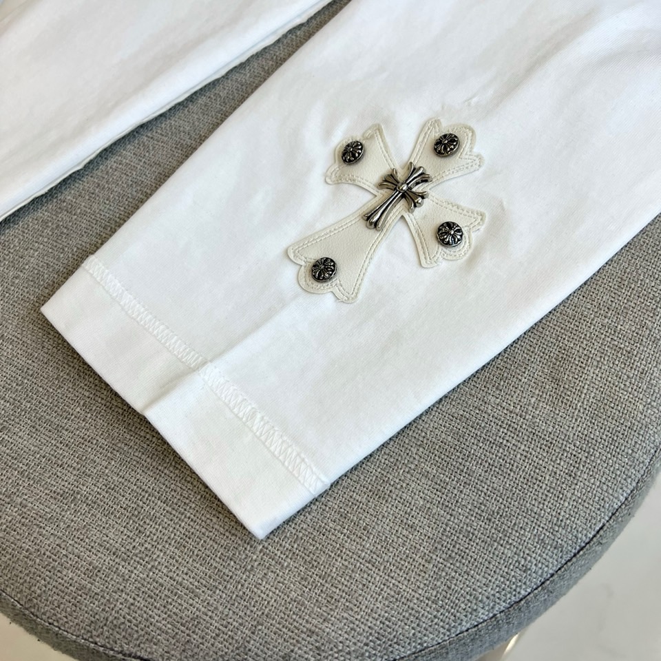 Ch克罗心、2025秋冬新品男士长袖T恤，以纯净白色基底诠释现代街头美学。采用经典圆领设计与宽松剪裁，两