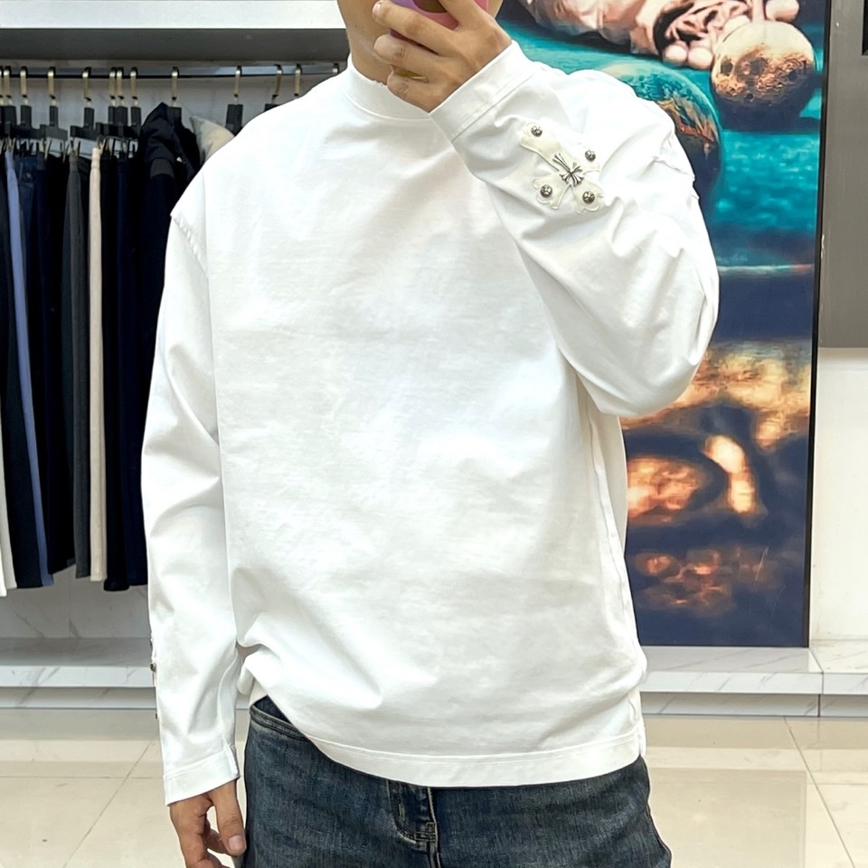 Ch克罗心、2025秋冬新品男士长袖T恤，以纯净白色基底诠释现代街头美学。采用经典圆领设计与宽松剪裁，两