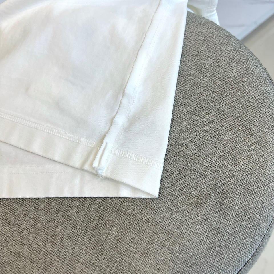 Ch克罗心、2025秋冬新品男士长袖T恤，以纯净白色基底诠释现代街头美学。采用经典圆领设计与宽松剪裁，两