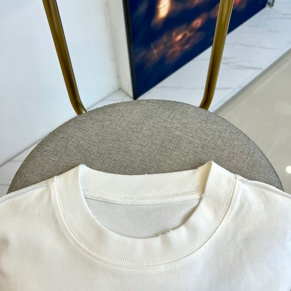 Ch克罗心、2025秋冬新品男士长袖T恤，以纯净白色基底诠释现代街头美学。采用经典圆领设计与宽松剪裁，两