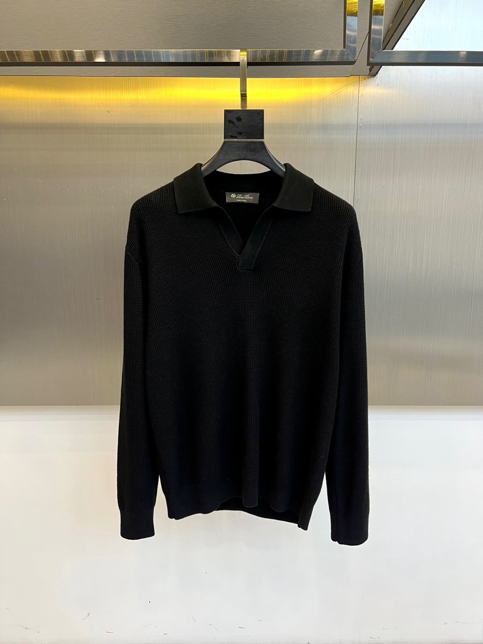 Loro Piana 2025秋冬新季羊毛针织衫，橄榄绿色款采用创新翻领与V领结合的设计，领口线条流畅柔