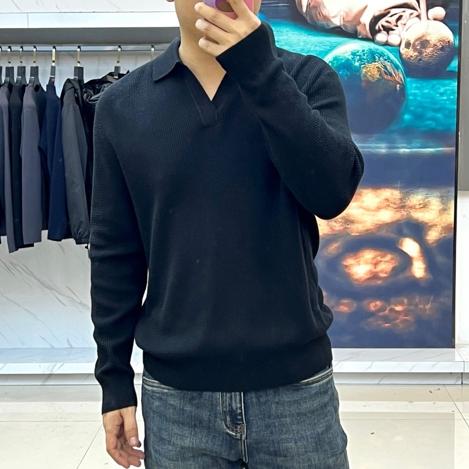 Loro Piana 2025秋冬新季羊毛针织衫，橄榄绿色款采用创新翻领与V领结合的设计，领口线条流畅柔