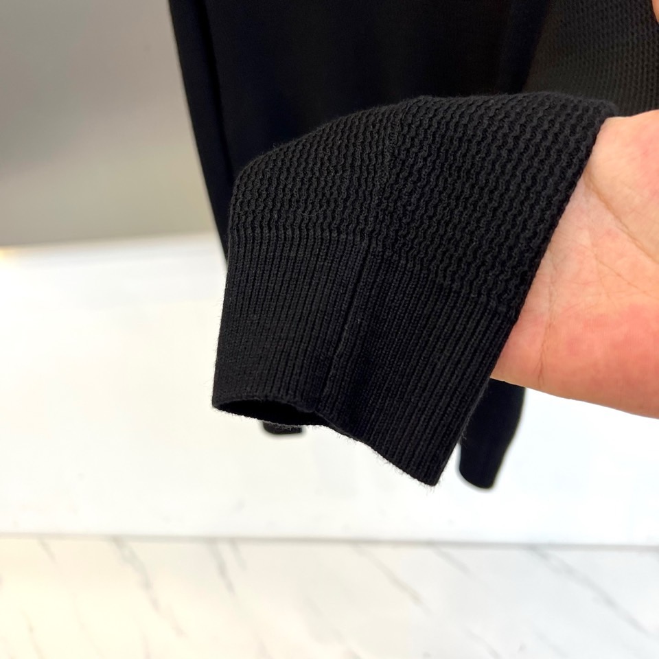 Loro Piana 2025秋冬新季羊毛针织衫，橄榄绿色款采用创新翻领与V领结合的设计，领口线条流畅柔