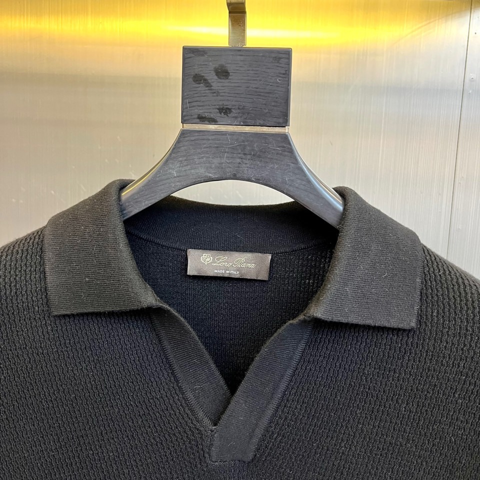 Loro Piana 2025秋冬新季羊毛针织衫，橄榄绿色款采用创新翻领与V领结合的设计，领口线条流畅柔