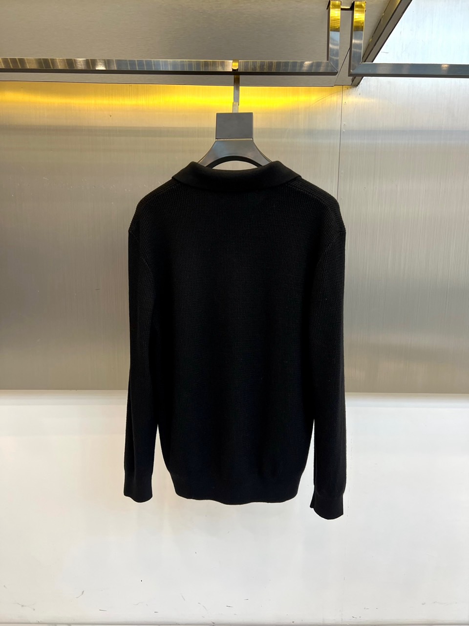 Loro Piana 2025秋冬新季羊毛针织衫，橄榄绿色款采用创新翻领与V领结合的设计，领口线条流畅柔