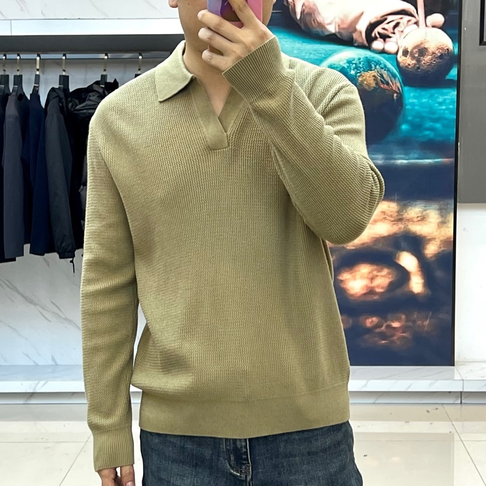 Loro Piana 2025秋冬新季羊毛针织衫，橄榄绿色款采用创新翻领与V领结合的设计，领口线条流畅柔