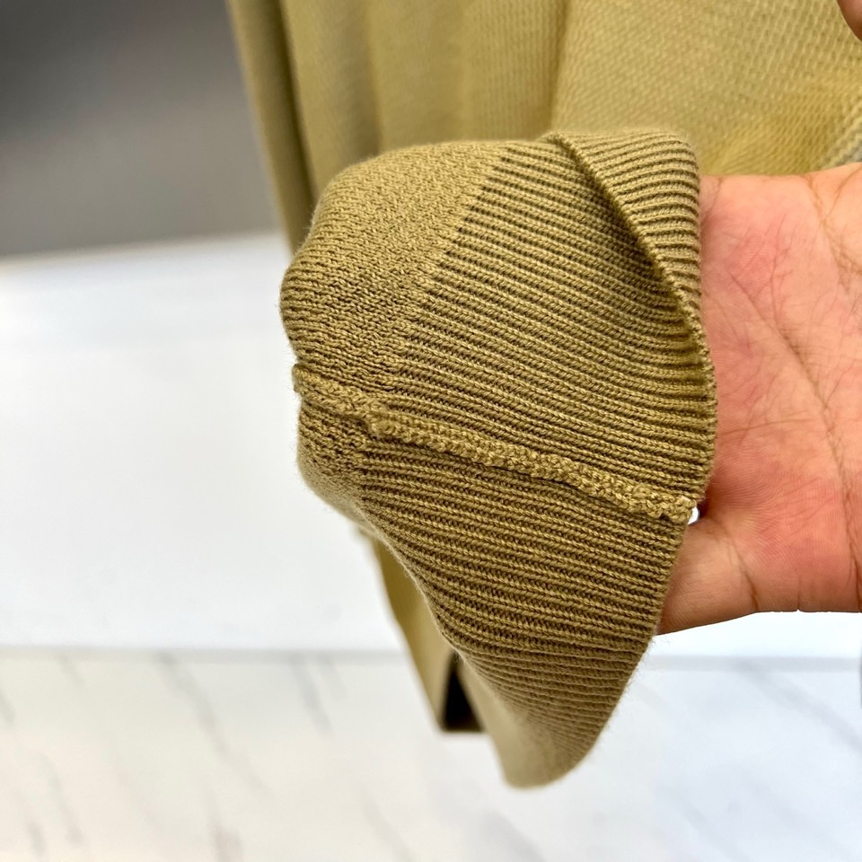 Loro Piana 2025秋冬新季羊毛针织衫，橄榄绿色款采用创新翻领与V领结合的设计，领口线条流畅柔