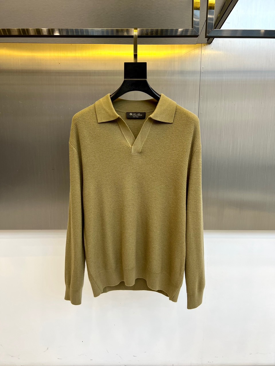 Loro Piana 2025秋冬新季羊毛针织衫，橄榄绿色款采用创新翻领与V领结合的设计，领口线条流畅柔