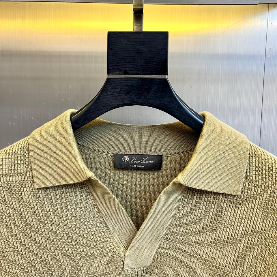 Loro Piana 2025秋冬新季羊毛针织衫，橄榄绿色款采用创新翻领与V领结合的设计，领口线条流畅柔