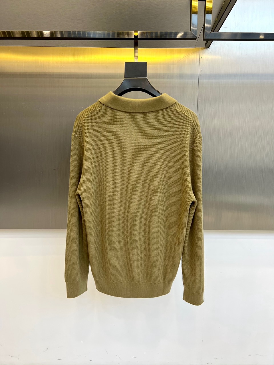 Loro Piana 2025秋冬新季羊毛针织衫，橄榄绿色款采用创新翻领与V领结合的设计，领口线条流畅柔