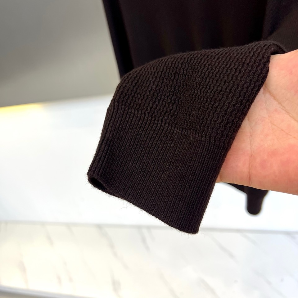 Loro Piana 2025秋冬新季羊毛针织衫，橄榄绿色款采用创新翻领与V领结合的设计，领口线条流畅柔