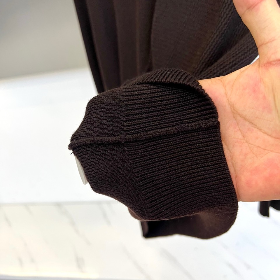 Loro Piana 2025秋冬新季羊毛针织衫，橄榄绿色款采用创新翻领与V领结合的设计，领口线条流畅柔