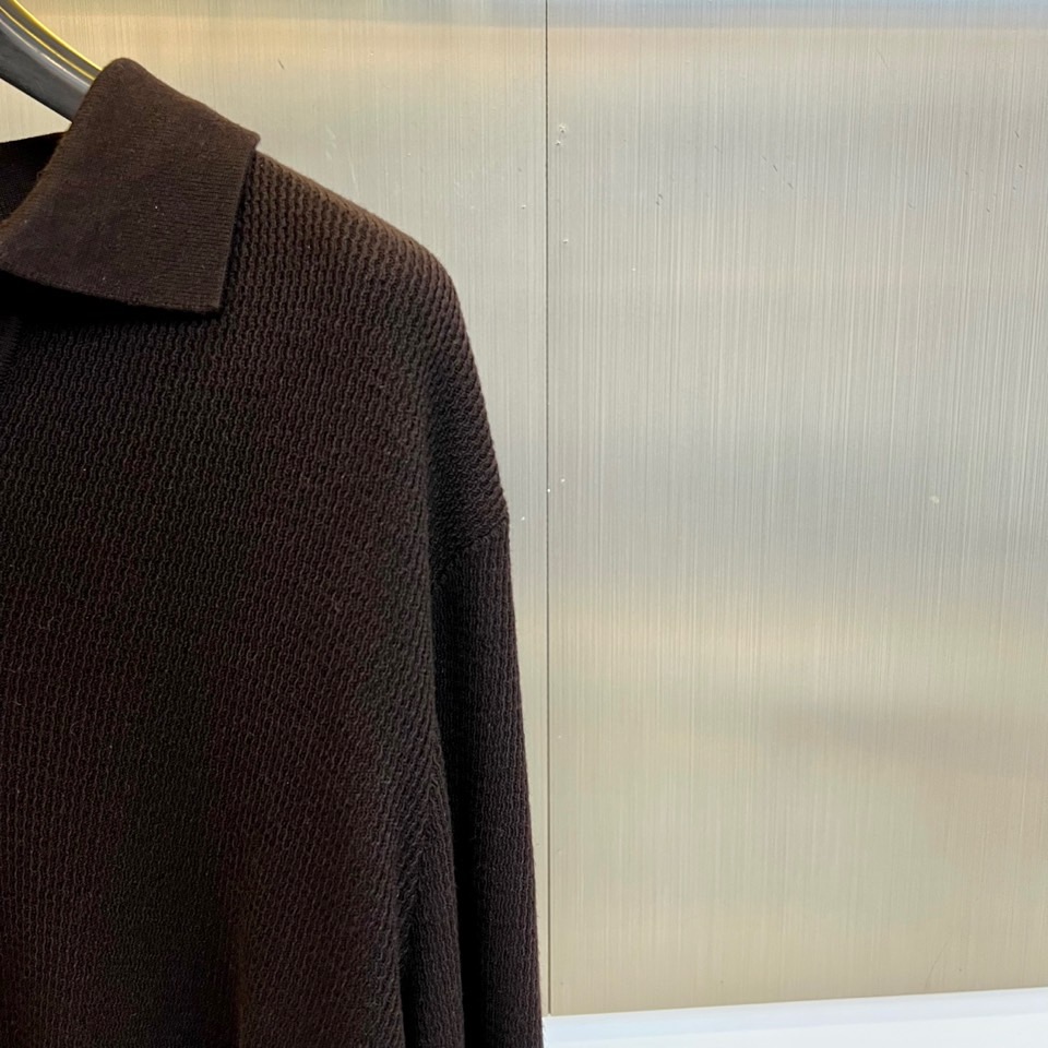 Loro Piana 2025秋冬新季羊毛针织衫，橄榄绿色款采用创新翻领与V领结合的设计，领口线条流畅柔