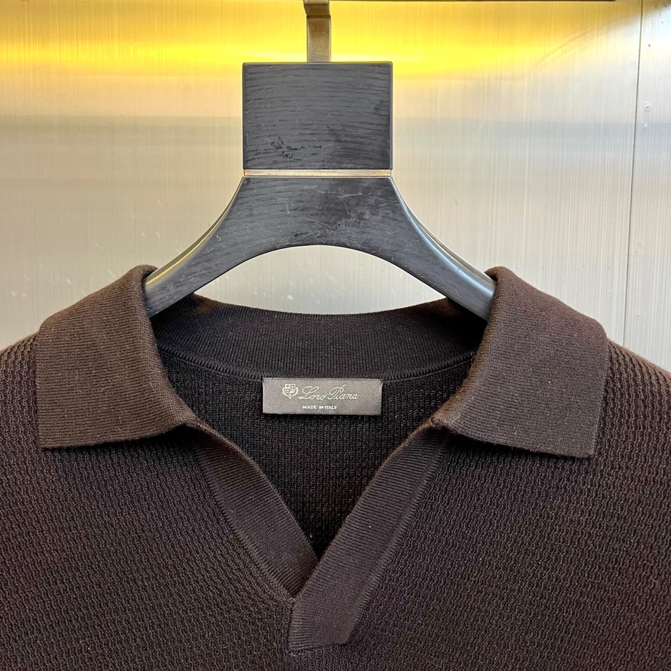 Loro Piana 2025秋冬新季羊毛针织衫，橄榄绿色款采用创新翻领与V领结合的设计，领口线条流畅柔