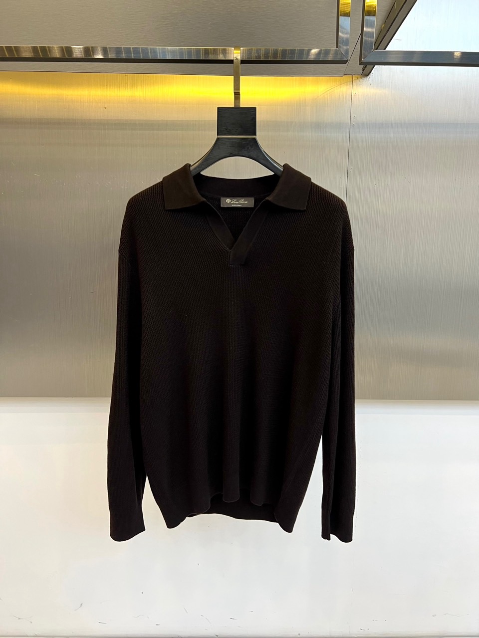 Loro Piana 2025秋冬新季羊毛针织衫，橄榄绿色款采用创新翻领与V领结合的设计，领口线条流畅柔