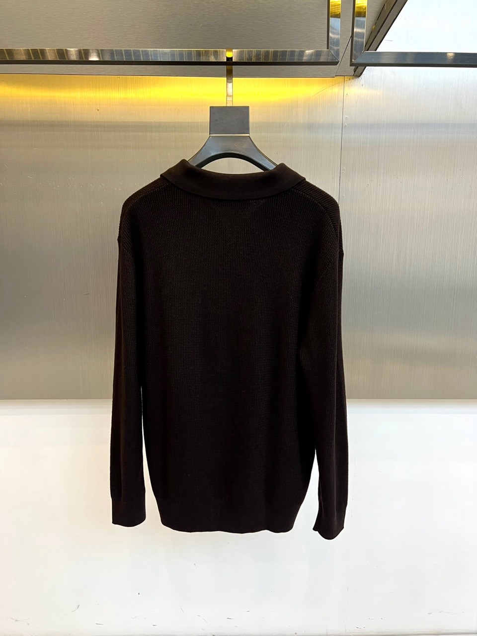 Loro Piana 2025秋冬新季羊毛针织衫，橄榄绿色款采用创新翻领与V领结合的设计，领口线条流畅柔