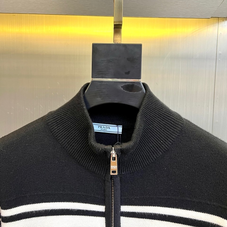 Prad普拉达、2025秋冬新品针织外套，这款外套采用立领设计，搭配顺滑的拉链开合系统，营造利落流畅的线