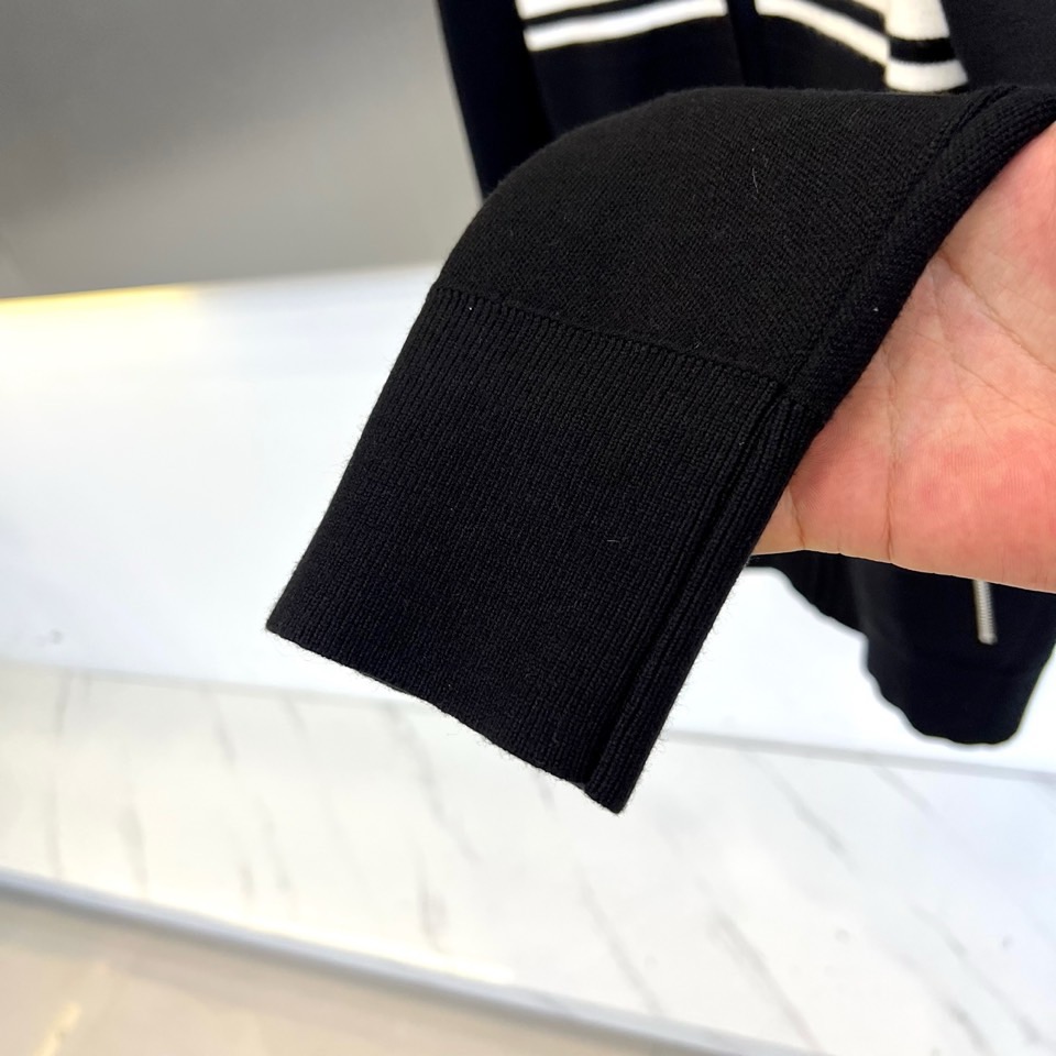 Prad普拉达、2025秋冬新品针织外套，这款外套采用立领设计，搭配顺滑的拉链开合系统，营造利落流畅的线