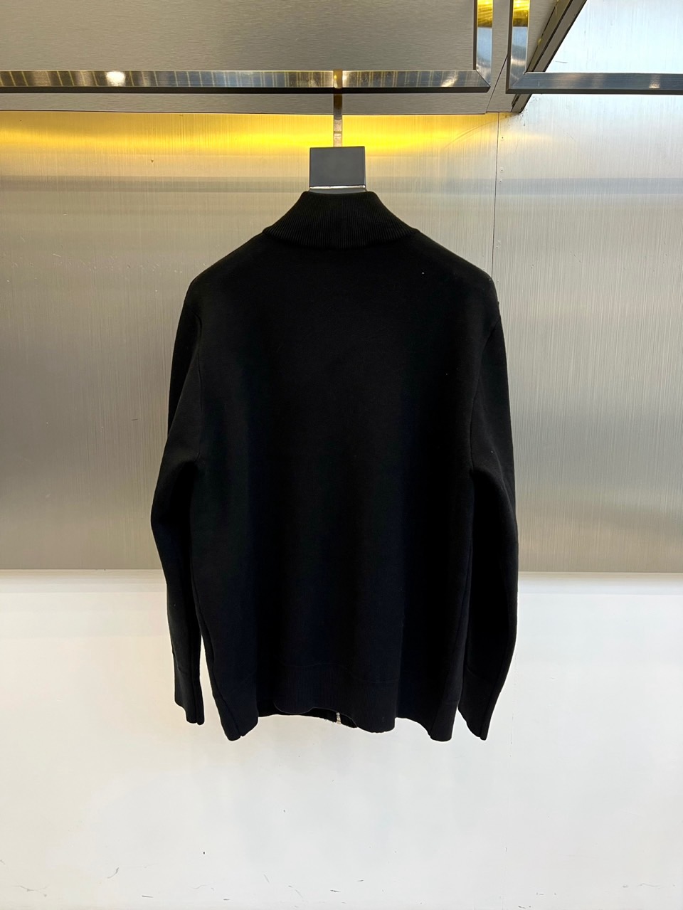 Prad普拉达、2025秋冬新品针织外套，这款外套采用立领设计，搭配顺滑的拉链开合系统，营造利落流畅的线