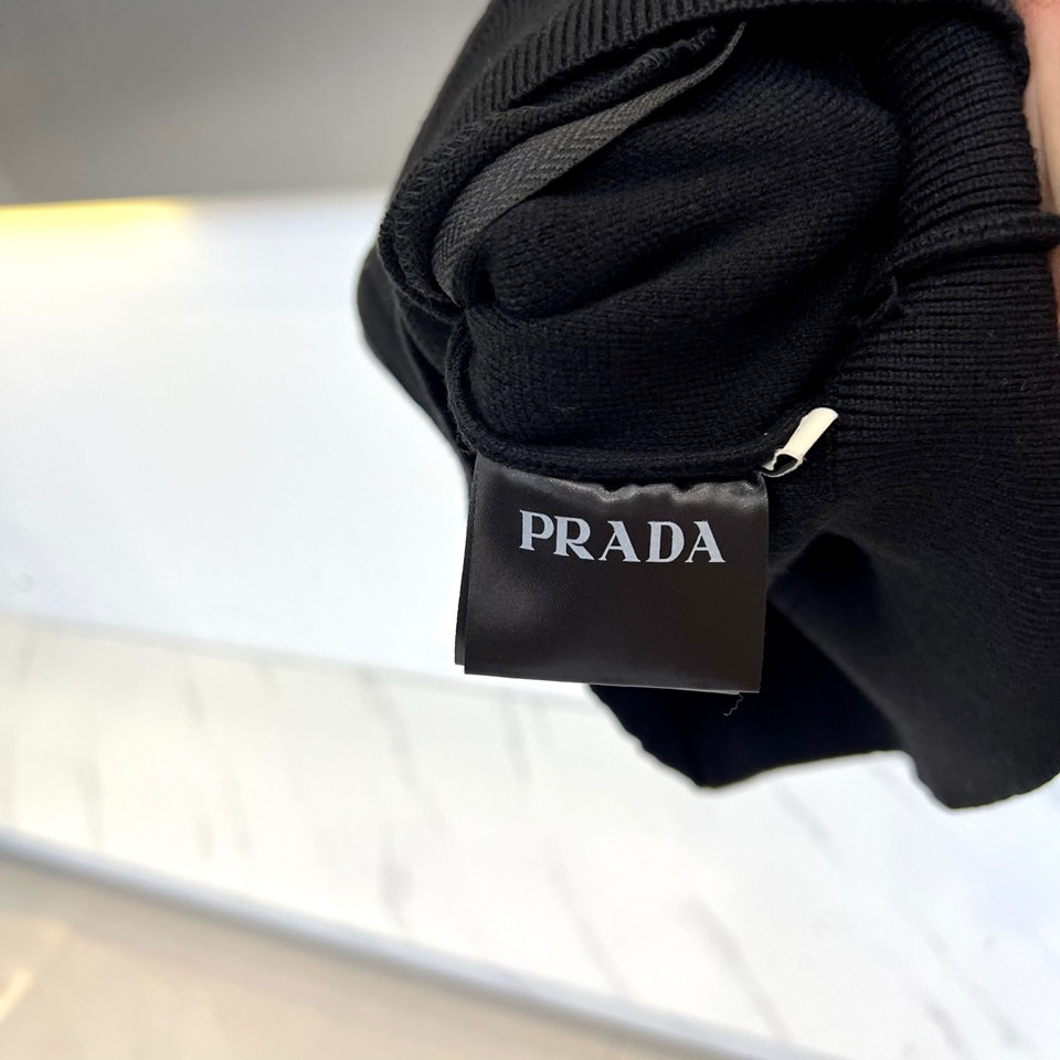 Prad普拉达、2025秋冬新品针织外套，这款外套采用立领设计，搭配顺滑的拉链开合系统，营造利落流畅的线