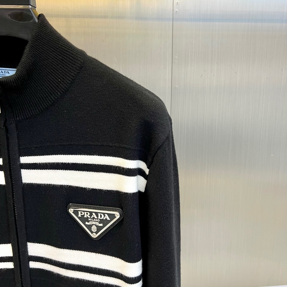 Prad普拉达、2025秋冬新品针织外套，这款外套采用立领设计，搭配顺滑的拉链开合系统，营造利落流畅的线