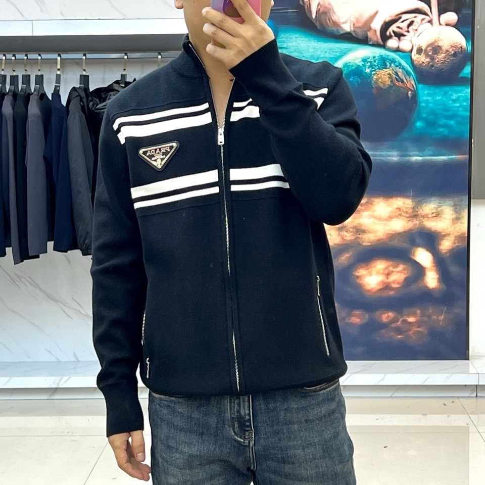 Prad普拉达、2025秋冬新品针织外套，这款外套采用立领设计，搭配顺滑的拉链开合系统，营造利落流畅的线