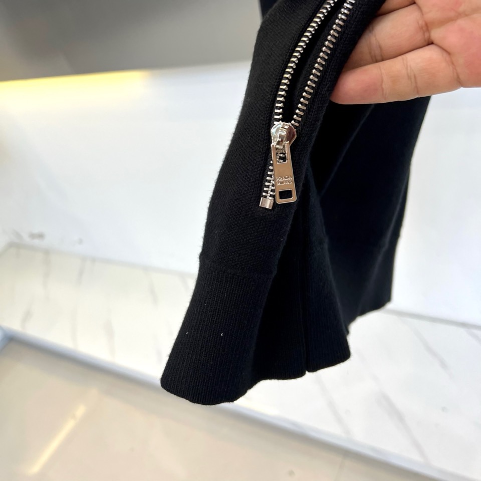 Prad普拉达、2025秋冬新品针织外套，这款外套采用立领设计，搭配顺滑的拉链开合系统，营造利落流畅的线