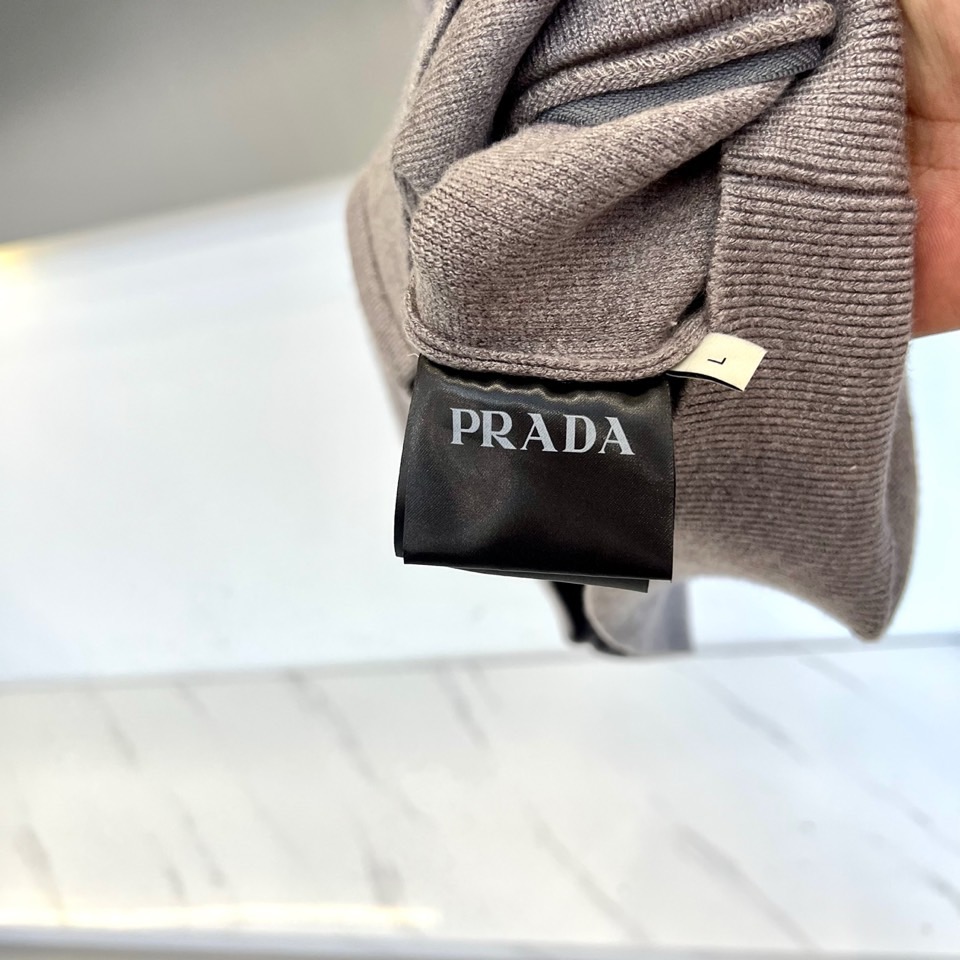 Prad普拉达、2025秋冬新品针织外套，这款外套采用立领设计，搭配顺滑的拉链开合系统，营造利落流畅的线